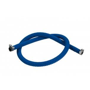 Blauer gewellter Schlauch mit Metallverbindern an beiden Enden, aufgewickelt auf weißem Hintergrund.