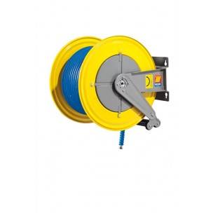 Wandmontierte Schlauchrolle mit aufgewickeltem blauem Schlauch auf einer gelb- und grauem Metallhalter.