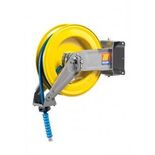 Gelbe Industrieschlauchrolle mit metallischer Befestigungshalterung und blauem aufgewickeltem Schlauch auf weißem Hintergrund.