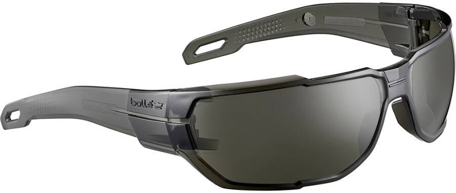 Graue umschließende Schutzsonnenbrille mit dunkel getönten Gläsern und Seitenschutzschilden auf weißem Hintergrund.