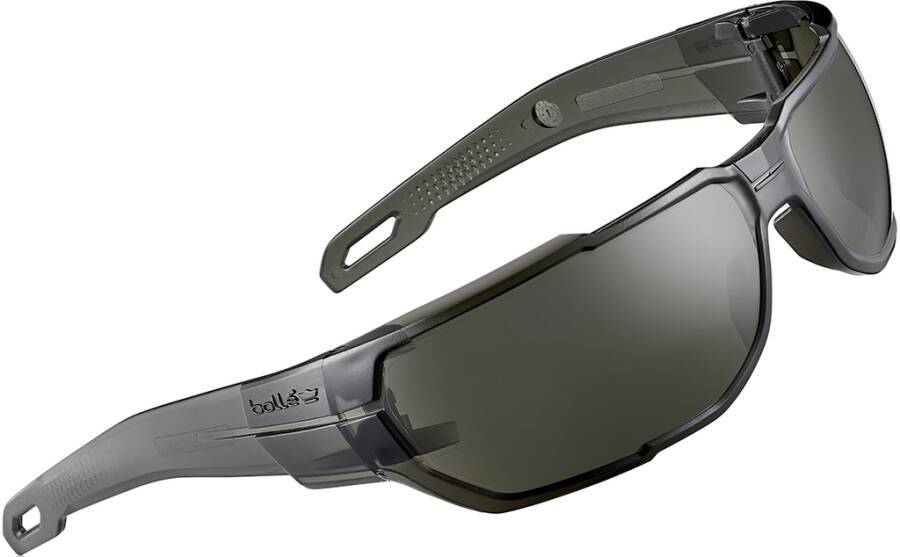 Schwarze umwickelnde Schutzsonnenbrille mit dunklen Gläsern und grauen strukturierten Bügeln, auf weißem Hintergrund dargestellt.