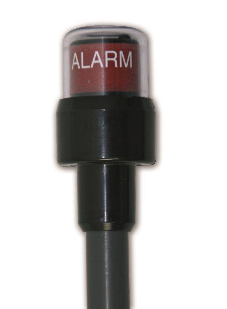 Rotes Alarmbakenlicht auf einem schwarzen Pfahl, gekennzeichnet mit „ALARM