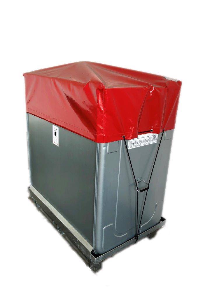 Ein grauer Industriecontainer, der mit einer roten Schutzplane bedeckt ist, mit schwarzen Riemen gesichert, auf weißem Hintergrund abgebildet.