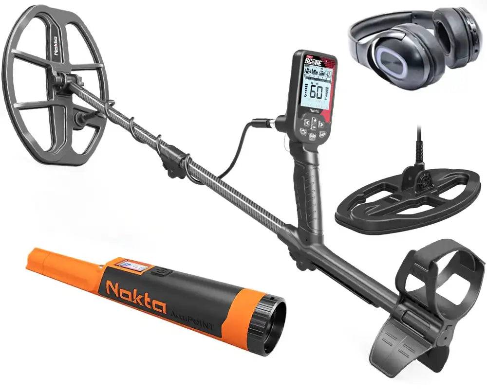 Produktbild eines Nokta-Metalldetektors mit Kontrollbox, Suchspulen, Kopfhörern und orangefarbigem Pinpointer-Zubehör auf weißem Hintergrund.