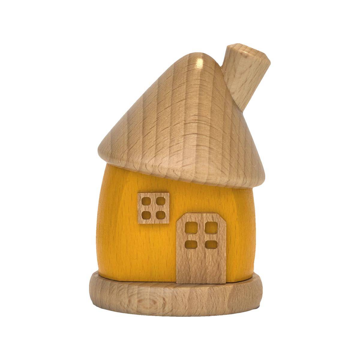 Kleine Holzhausfigurine mit gelben Wänden, einer runden Basis und einem konischen Dach auf weißem Hintergrund.