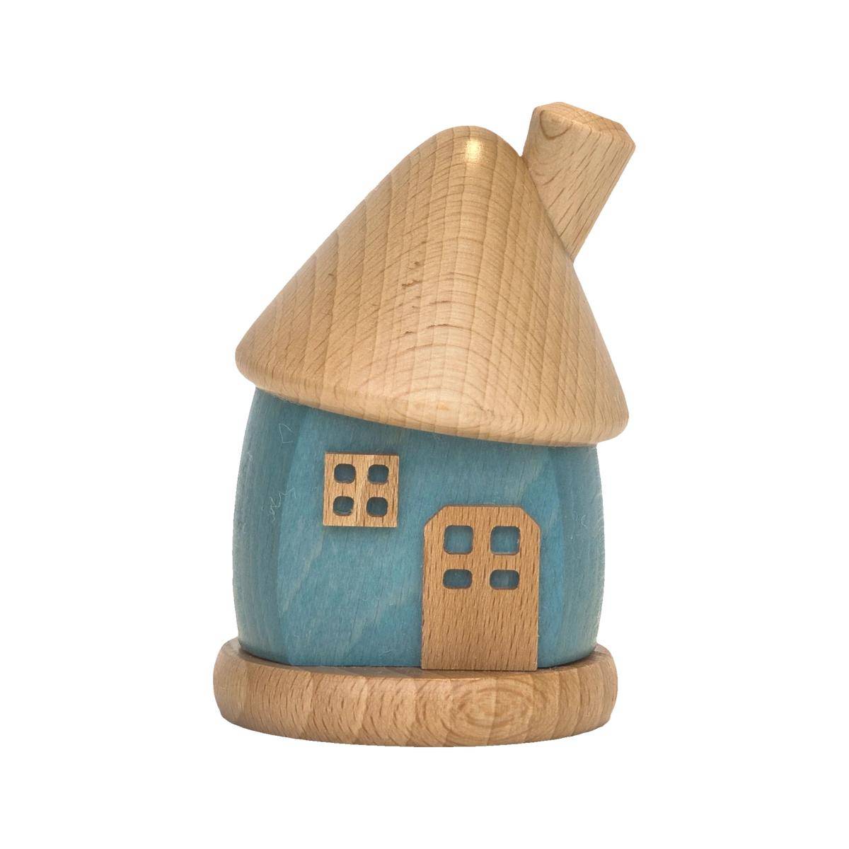 Kleine blaue Holzhausfigur mit beigem Kegelziegelstrand und Sockel auf weißem Hintergrund.