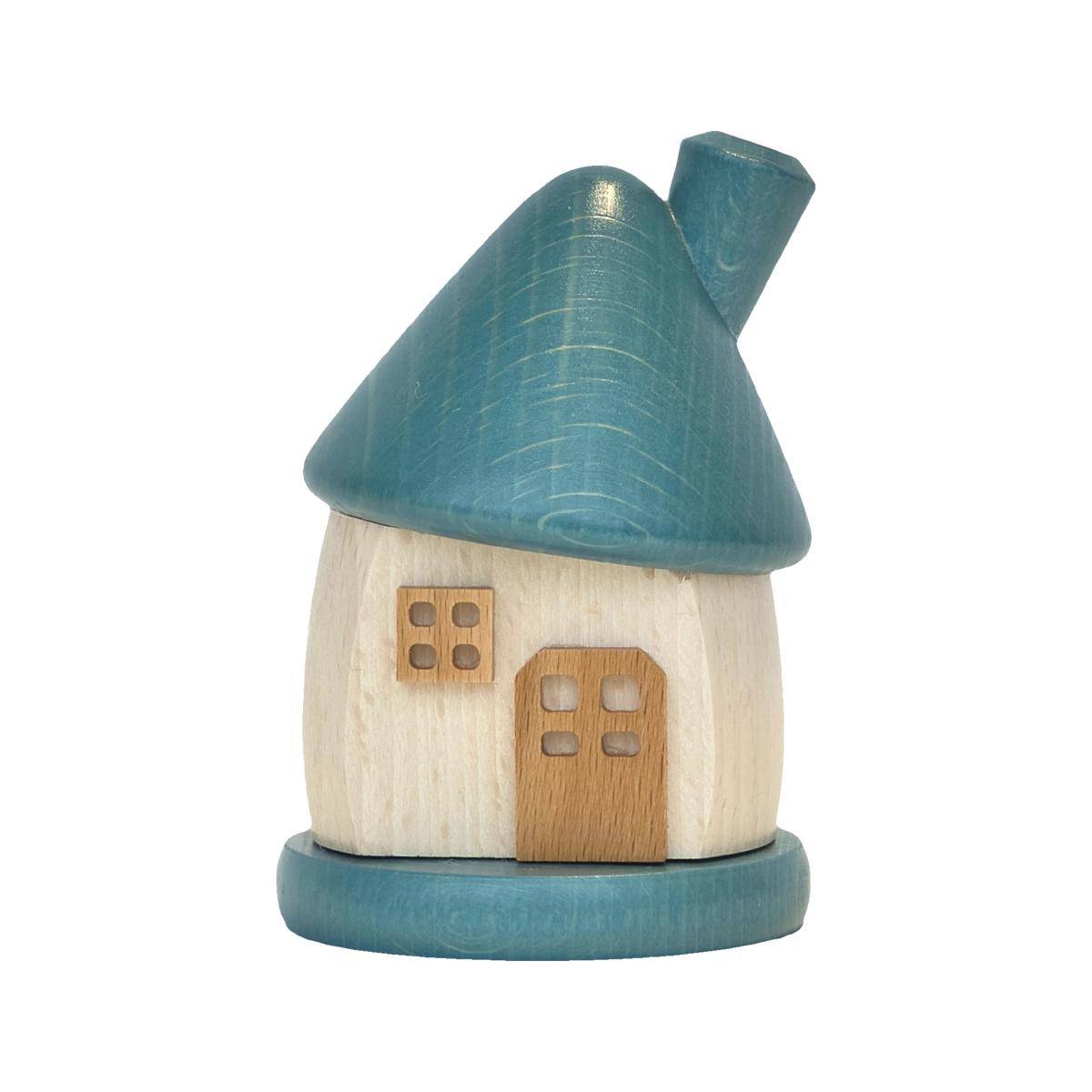 Kleine Holzhausfigur mit türkisblauem Dach, Schornstein, runder Basis und winzigen Fenstern und Tür auf weißem Hintergrund.