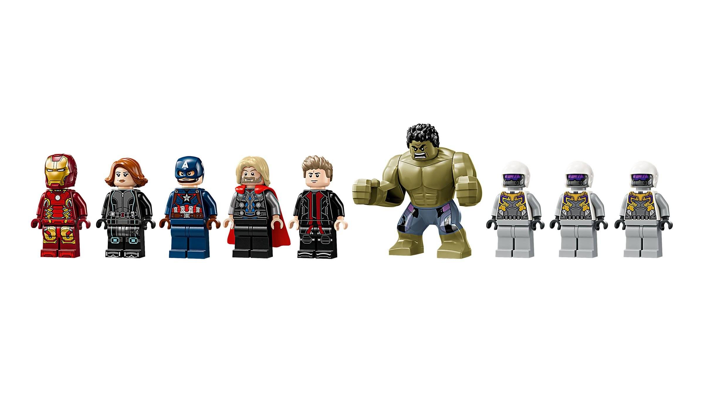Acht LEGO-Minifiguren auf weißem Hintergrund: Iron Man, Black Widow, Captain America, Thor, Hawkeye, Hulk und drei Ultron-Drohnen.