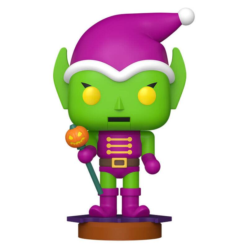 Stilisierte grüne Kobold-Figur, die einen lila Weihnachtsmütze und Stiefel trägt, hält einen Stab mit Kürbis-Spitze auf einem Ausstellungssockel.