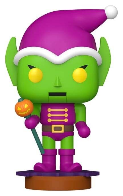 Grüne Elfenfigur mit lila Weihnachtsmütze und Anzug, hält einen Kürbis-Lollipop und steht auf einem Sockel.