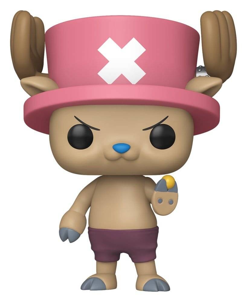 Spielzeugfigur von Chopper aus One Piece, die einen rosa Hut mit einem weißen X trägt und einen kleinen Gegenstand hält, stehend vor einem einfachen Hintergrund.