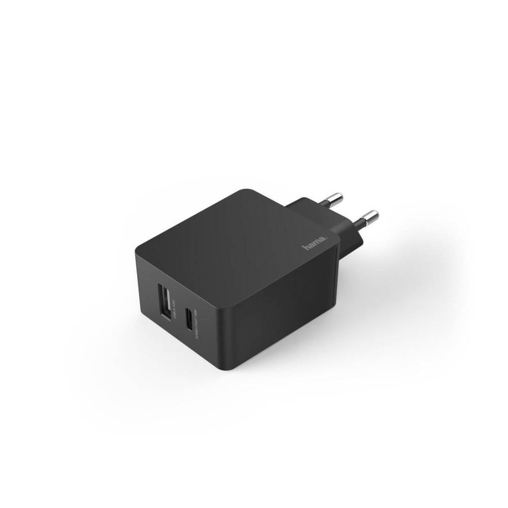 Schwarzes Wandladegerät mit zwei USB-Anschlüssen und europäischen Steckerkontakten auf weißem Hintergrund.