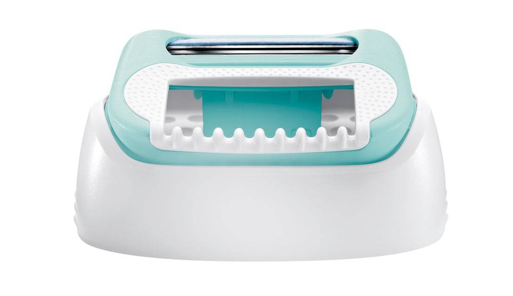 Elektrischer Babybrei-Maker mit mintgrünem Griff und weißem Sockel, Vorderansicht auf neutralem Hintergrund gezeigt.