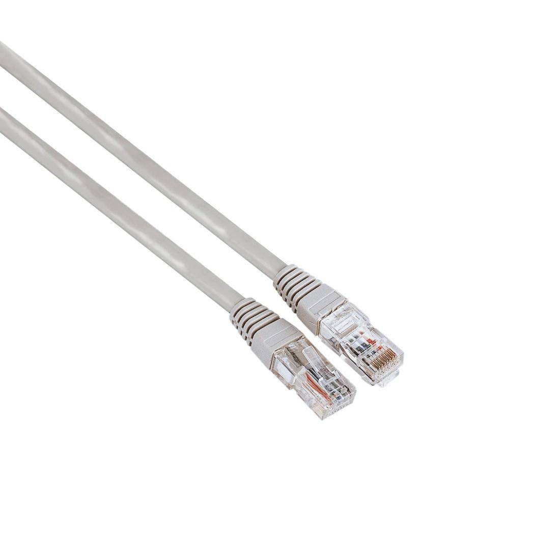 Zwei Ethernet-Netzwerkkabel mit transparenten RJ45-Steckern auf weißem Hintergrund.