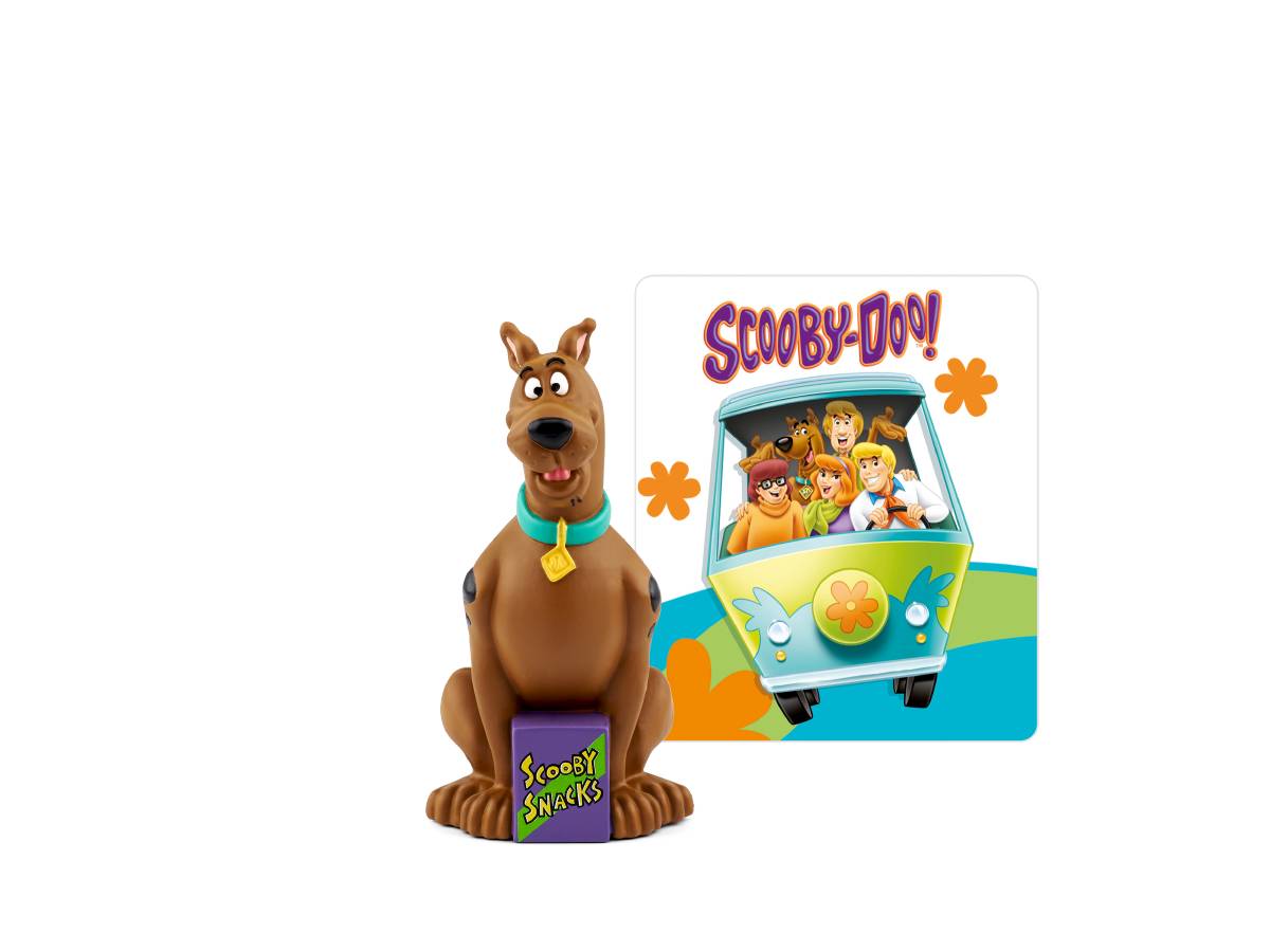 Scooby-Doo sitzt neben einer Schachtel Scooby Snacks neben einer farbenfrohen Scooby-Doo-Fahrzeuggrafik mit den Charakteren von Mystery Inc.