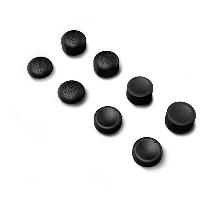 Acht kleine schwarze Silikon-Ohrstöpsel für Kopfhörer, isoliert auf weißem Hintergrund dargestellt.