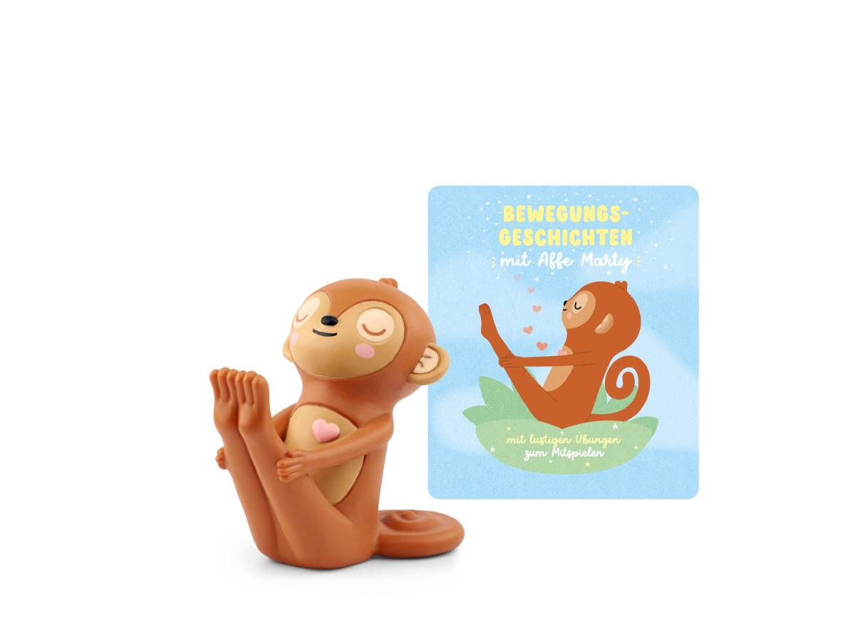 Eine kleine Affenfigurine, die ihre Füße hält, sitzt neben einem Buchcover mit dem Titel „Bewegungs-Geschichten mit Affe Marly