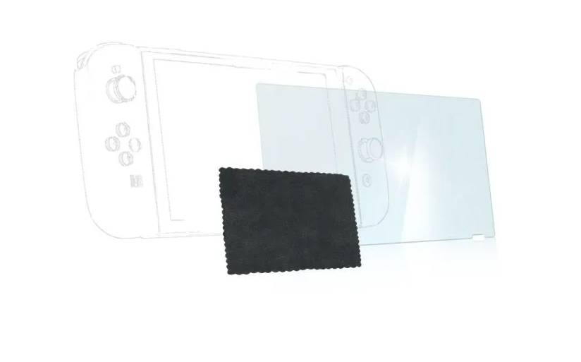 Eine tragbare Spielekonsole mit einer Displayschutzfolie und einem Reinigungstuch, das den Schutz oder die Installation des Bildschirms veranschaulicht.