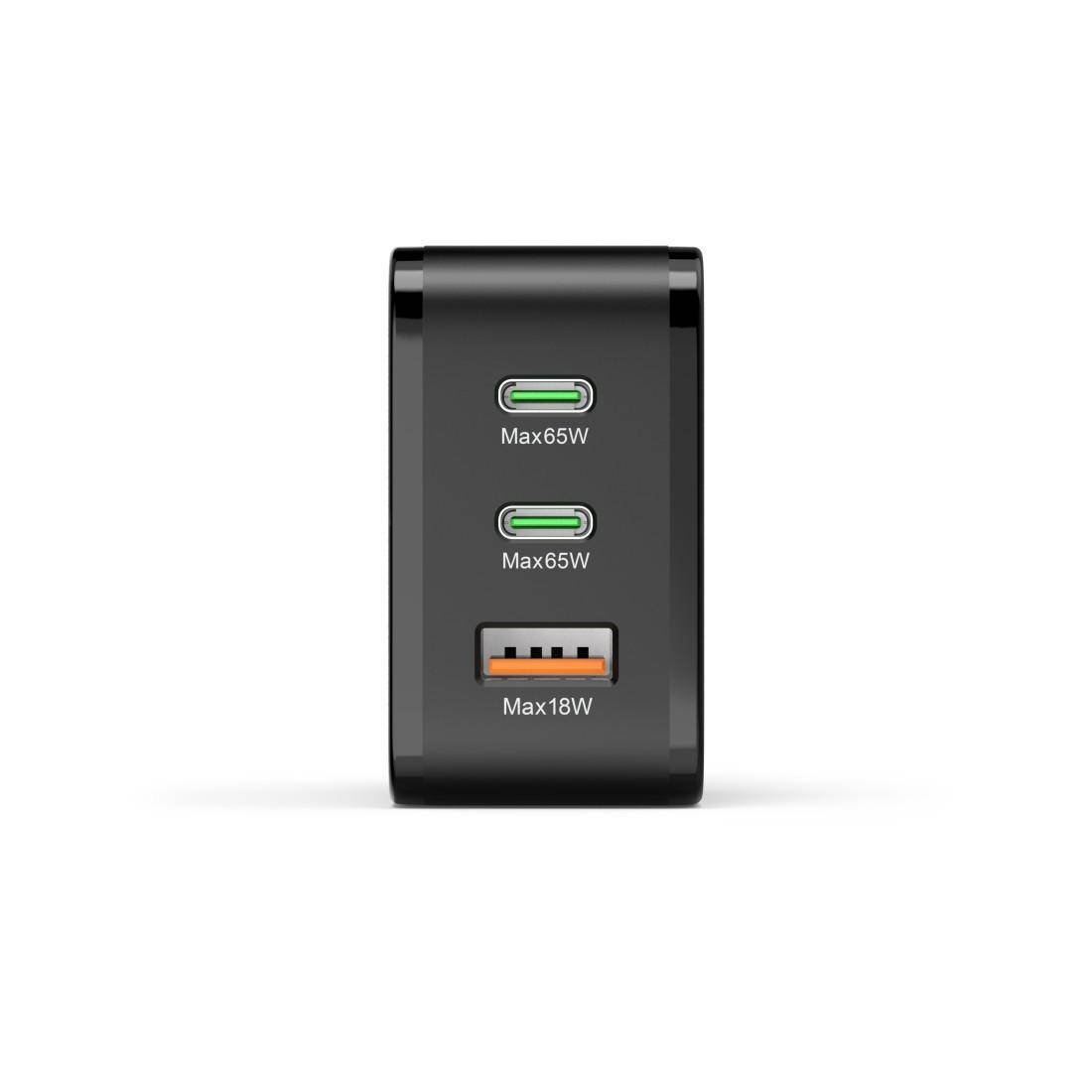 Schwarzes Wandladegerät mit zwei USB-C-Anschlüssen mit der Bezeichnung Max65W und einem USB-A-Anschluss mit der Bezeichnung Max18W.