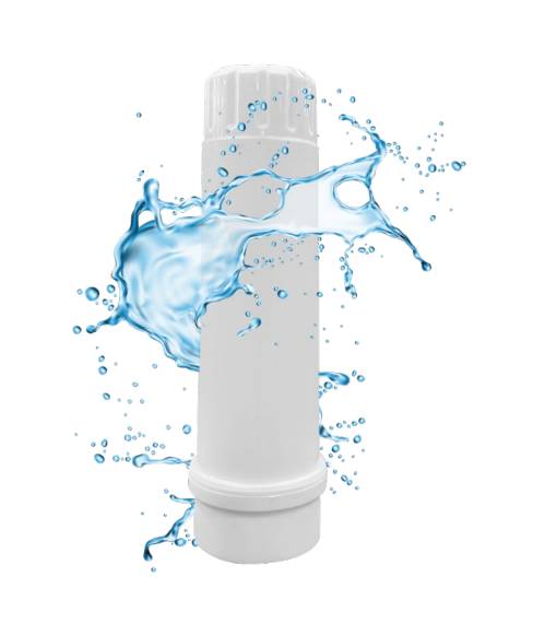 Weißer zylindrischer Wasserfiltereinsatz mit blauem Wasser, das um ihn herum spritzt, auf einem einfachen weißen Hintergrund.