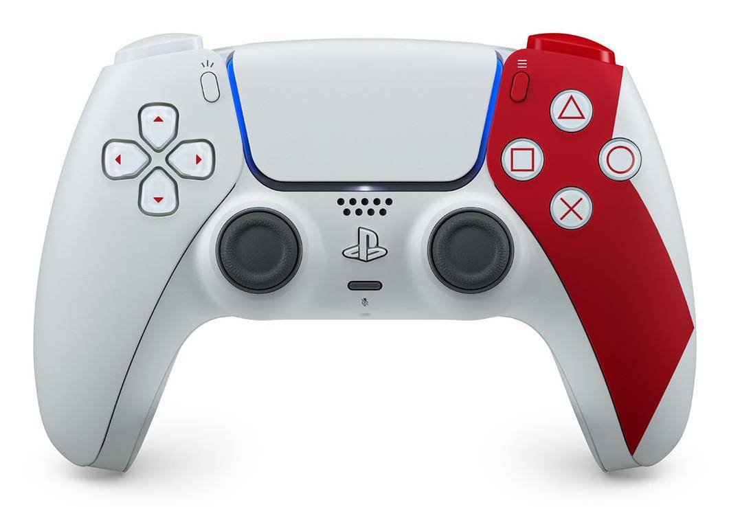 Weiß und rot PlayStation 5 DualSense Spielcontroller, Vorderansicht, mit Touchpad, dualen analogen Sticks, D-Pad und Tasten auf der Vorderseite.