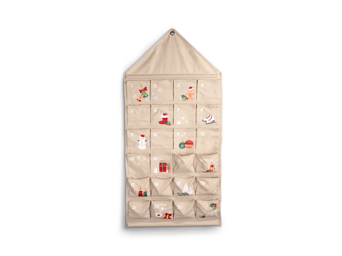 Beigefarbener Stoff-Adventskalender zum Aufhängen mit 24 Taschenfächern, verziert mit kleinen Weihnachtsmotiven und Zahlenetiketten.