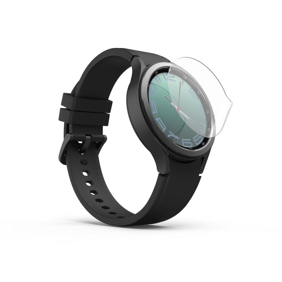Schwarze runde Smartwatch mit Silikonarmband und durchsichtiger Schutzfolie für das Display, in Seitenansicht auf weißem Hintergrund gezeigt.