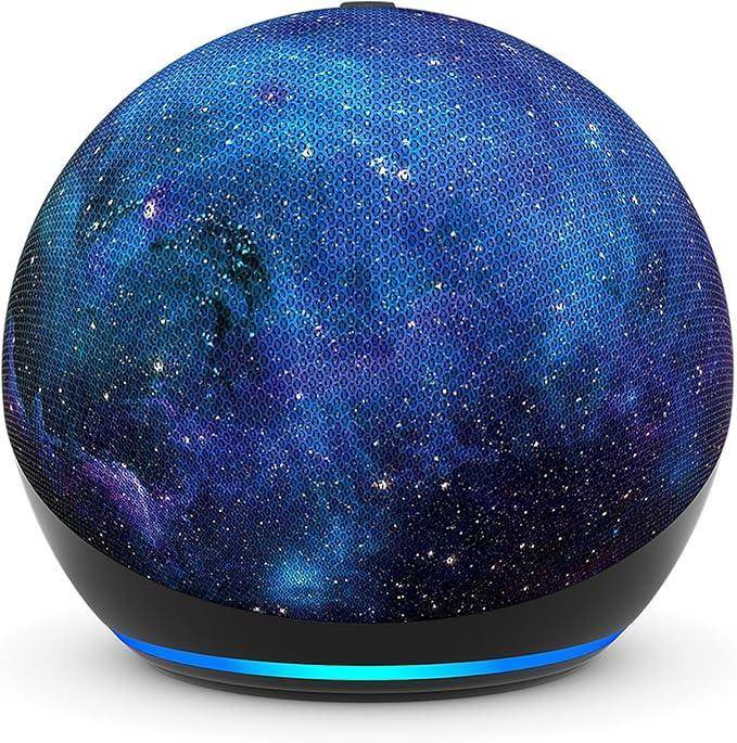 Ein kugelförmiger intelligenter Lautsprecher mit einem blauvioletten Galaxienmuster und leuchtender blauer Basis auf weißem Hintergrund.