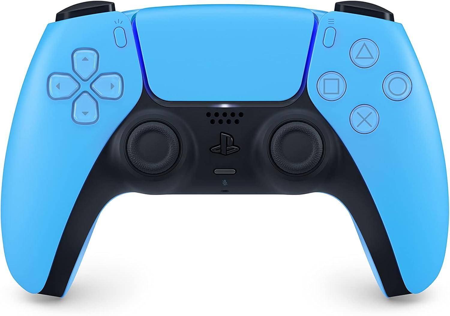 Blauer und schwarzer PlayStation 5 DualSense-Controller von vorne auf weißem Hintergrund gezeigt.
