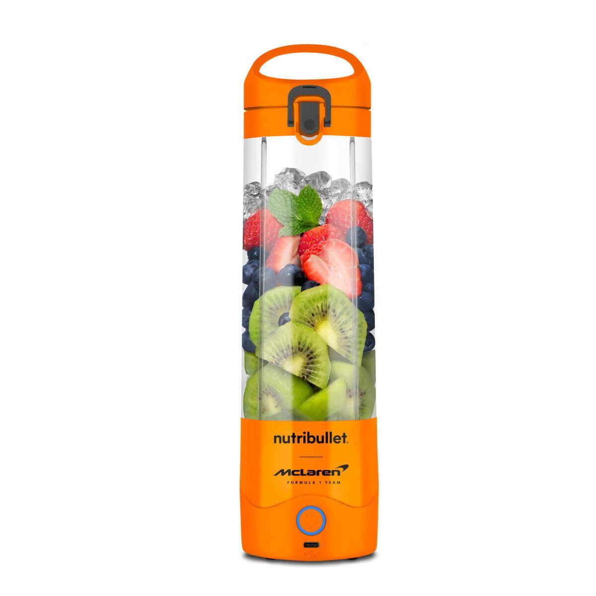 Orange Nutribullet McLaren tragbarer Mixer mit Flasche, gefüllt mit Eis und gemischtem Obst, auf weißem Hintergrund dargestellt.