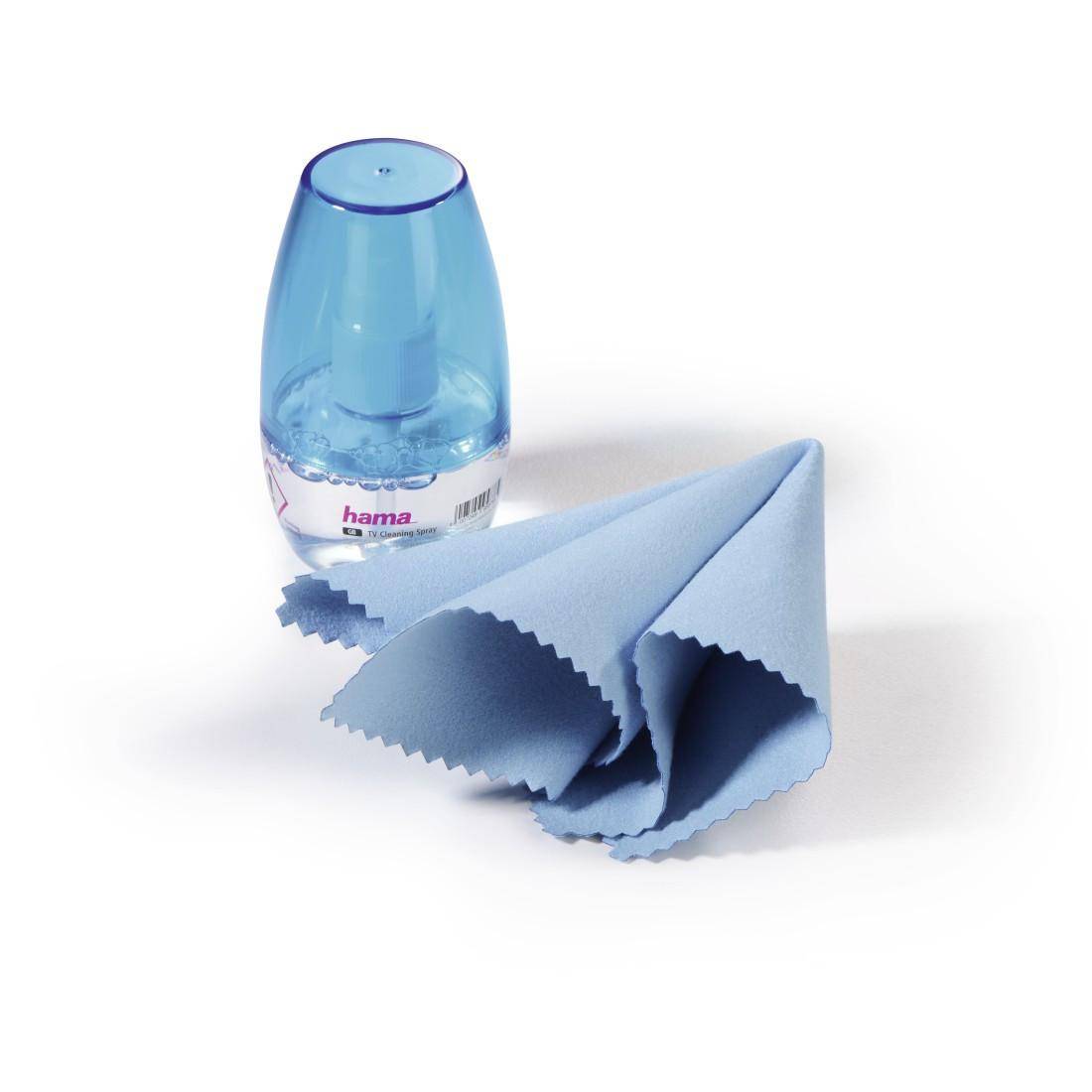 Blaue Reinigungsspray-Flasche mit gefaltetem hellblauem Mikrofasertuch auf weißem Hintergrund.