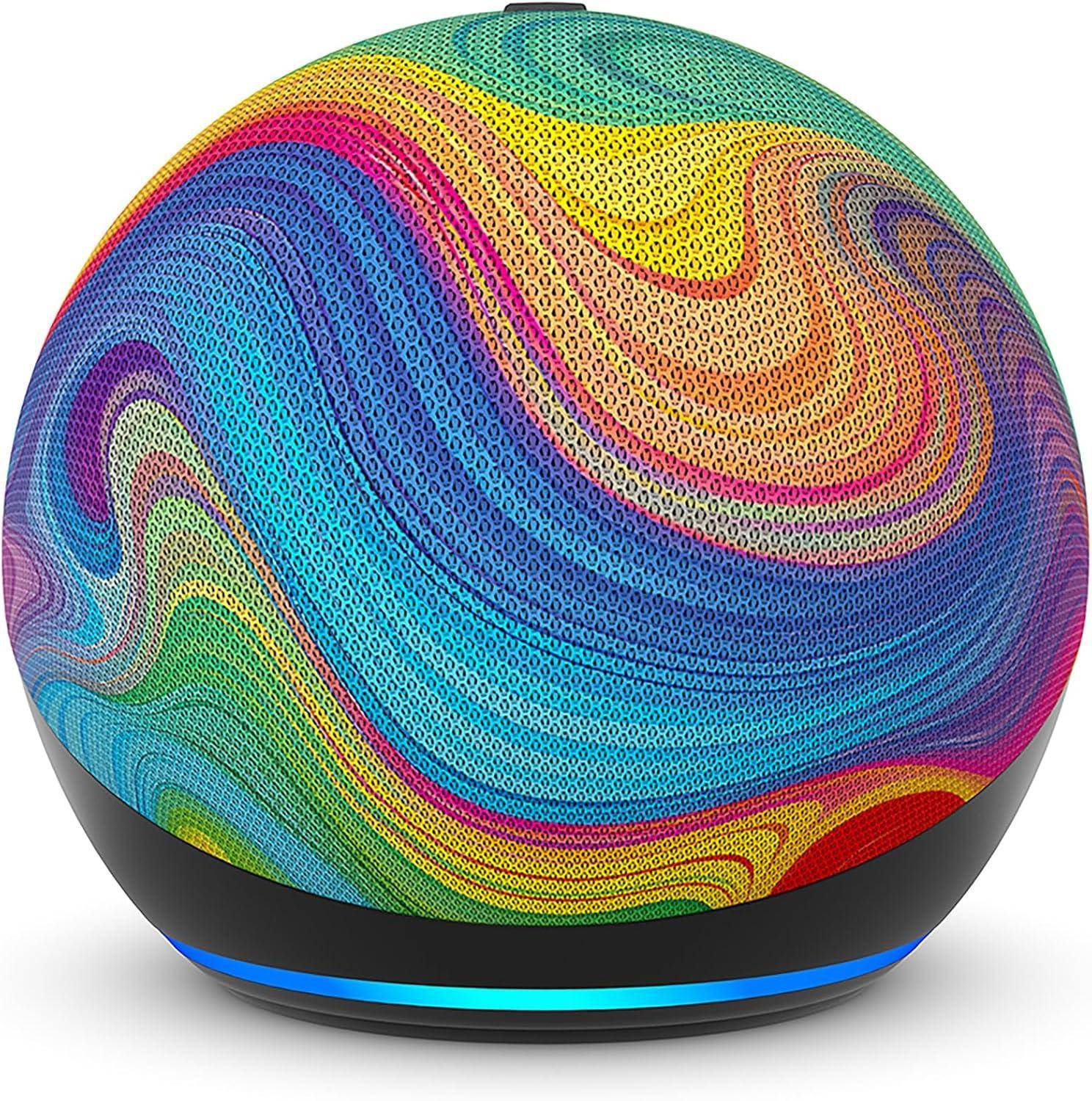 Farbenfroher runder intelligenter Lautsprecher mit gewebter Stoffoberfläche in Regenbogenmuster und schwarzer Basis mit blauem Leuchtring.