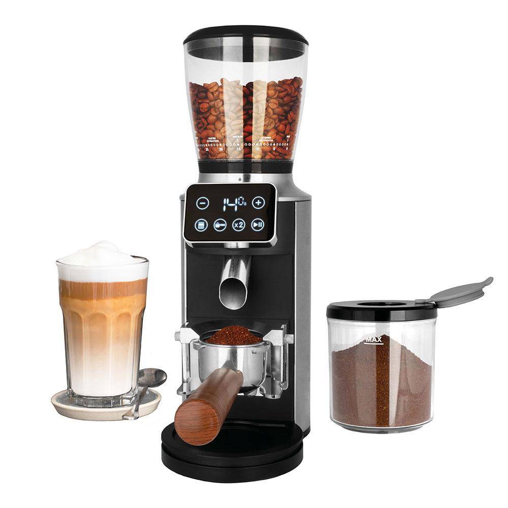 Elektrische Kaffeemühle mit Bohnenbehälter und digitaler Anzeige, dargestellt mit Siebträger, Latte-Glas und Behälter für Kaffeepulver auf weißem Hintergrund.