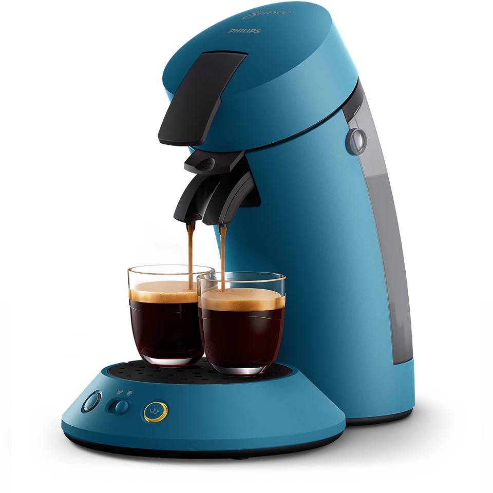 Blaue Einzelportionen-Kaffeemaschine, die Espresso in zwei kleine Glastassen auf einem Abtropftablett vor schwarzem Hintergrund dispensiert.
