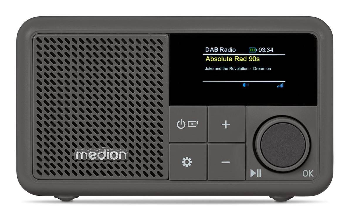 Ein graues Medion-Digitalradio mit Lautsprechergitter, kleinem Display, das „DAB Radio