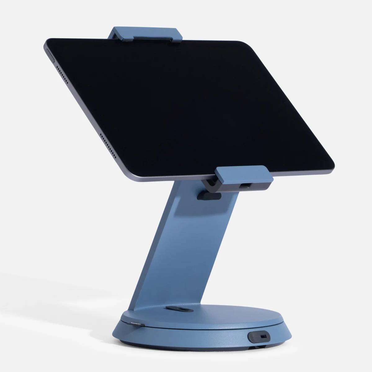 Tablet auf einem verstellbaren blauen Ständer mit schwarzem Bildschirm, vor einem schlichten weißen Hintergrund dargestellt.