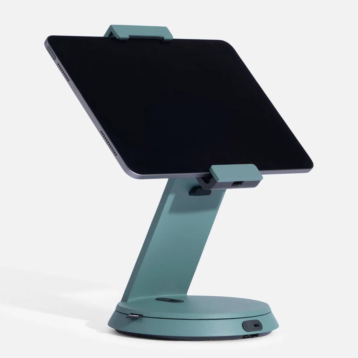 Tablet auf einem blaugrünen verstellbaren Schreibtischständer mit rundem gewichtetetem Sockel, gezeigt auf einem einfachen weißen Hintergrund.