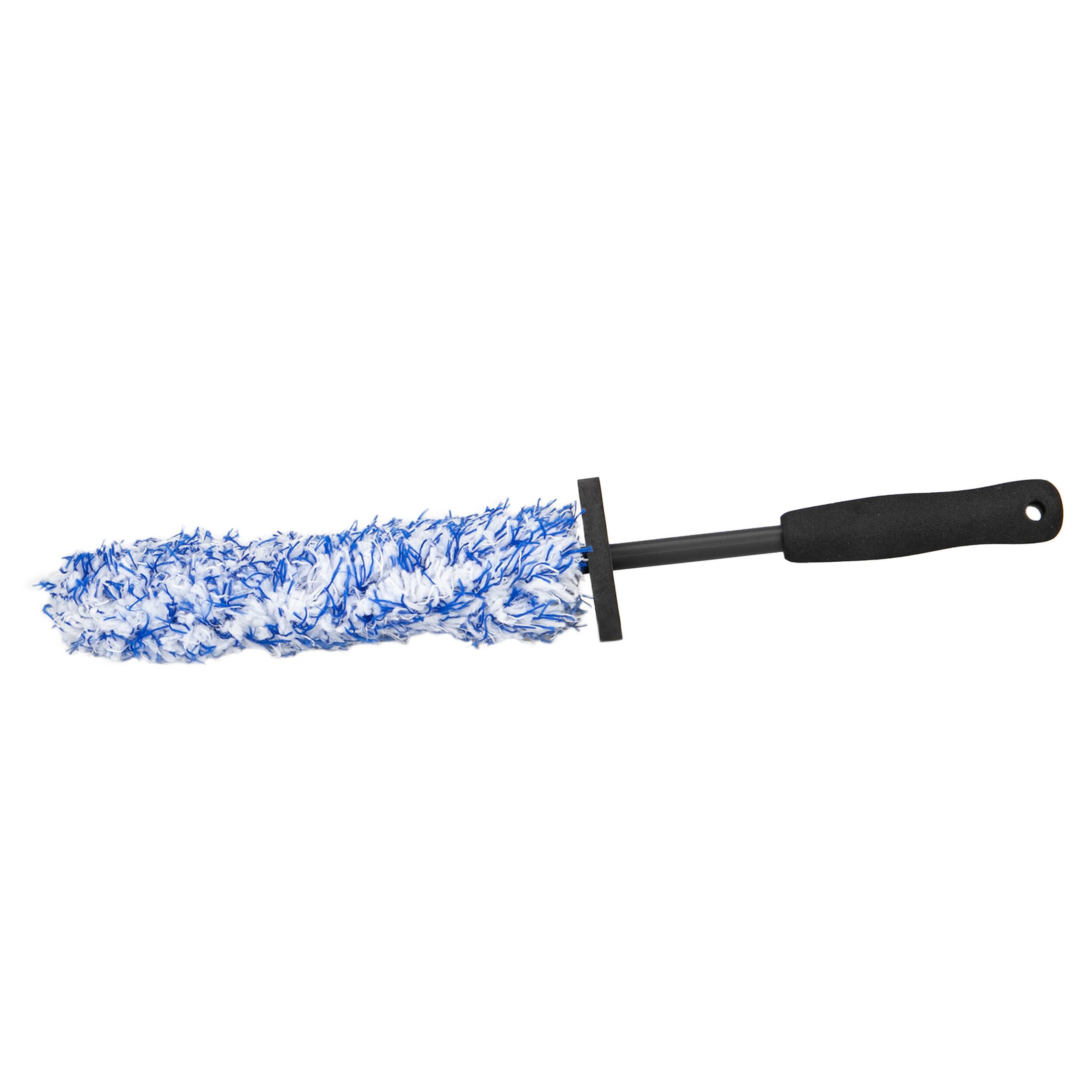 Blau-weißer Mikrofaser-Staubwedel mit schwarzem Griff auf weißem Hintergrund.