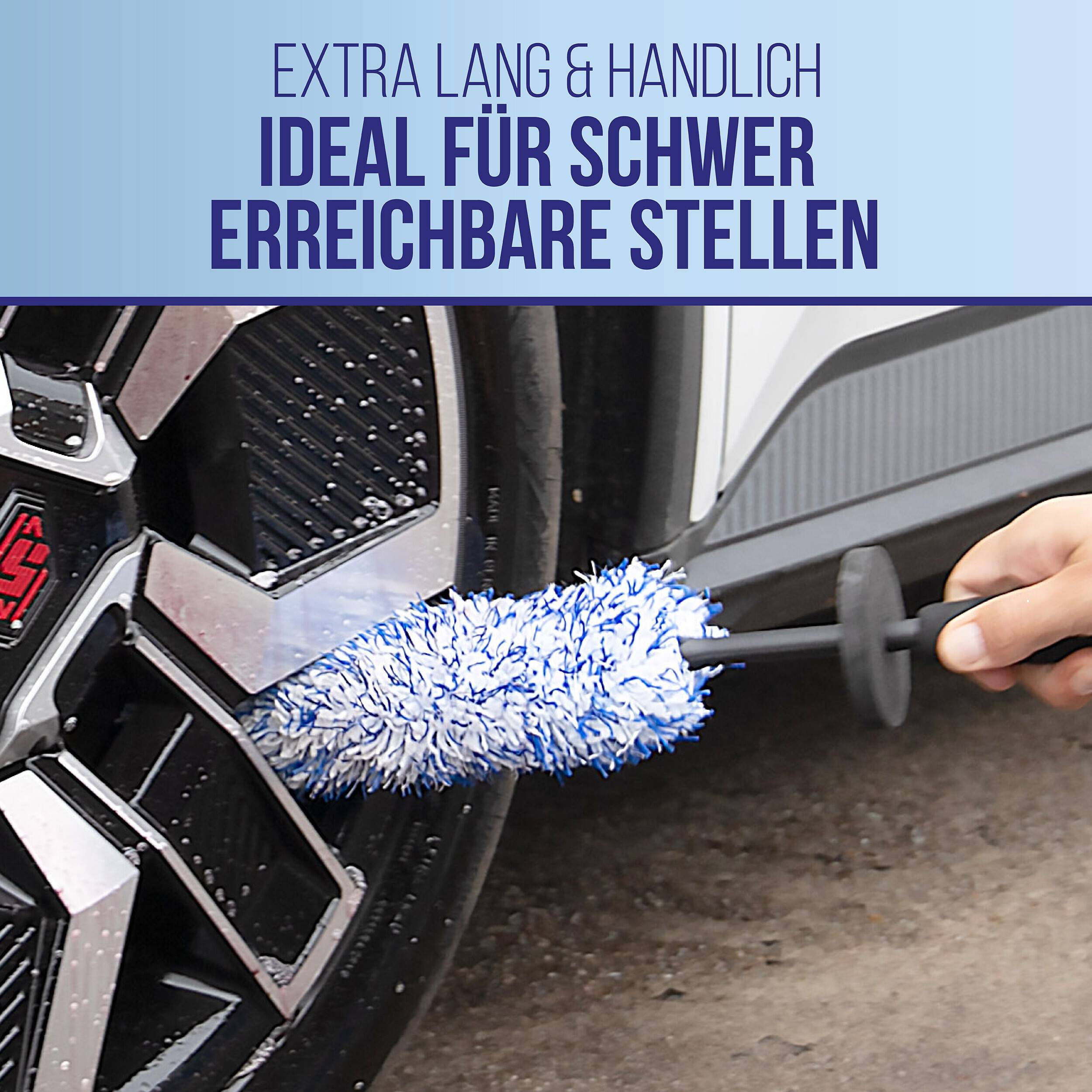 Hand benutzt eine extra lange Radbürste zum Reinigen eines Autoreifens in engen, schwer erreichbaren Bereichen; deutscher Text lautet „Extra lang & handlich ideal für schwer erreichbare Stellen