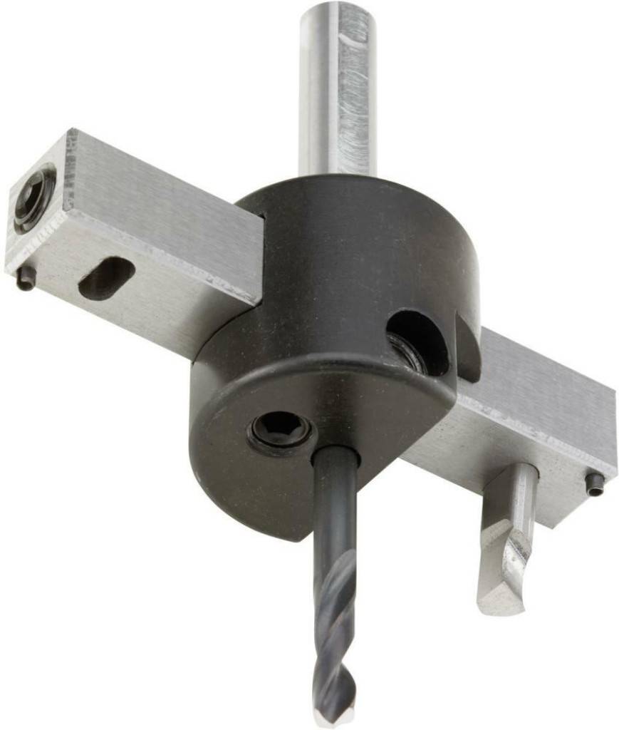Einstellbare Bohrvorrichtung mit einem eingespannten Bohrmeißel, der unter einer Metallquerstange zentriert ist, um geführtes Bohren zu ermöglichen.