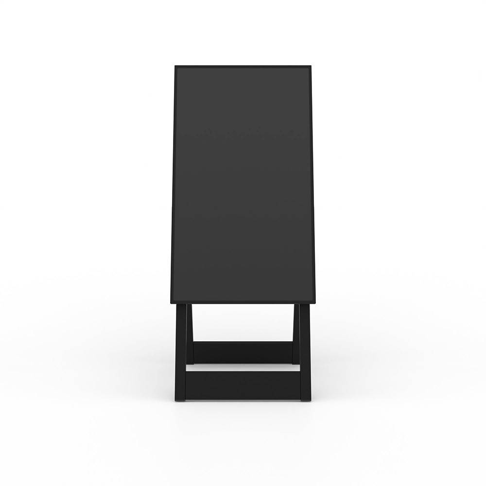 Ein großes schwarzes rechteckiges Schild oder Display-Board auf einem einfachen Ständer, von vorne gegen einen weißen Hintergrund gezeigt.