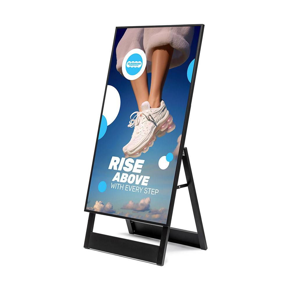 Ein digitales Gehwegschild zeigt Sneaker in der Luft mit dem Slogan „MIT JEDEM SCHRITT HÖHER HINAUS