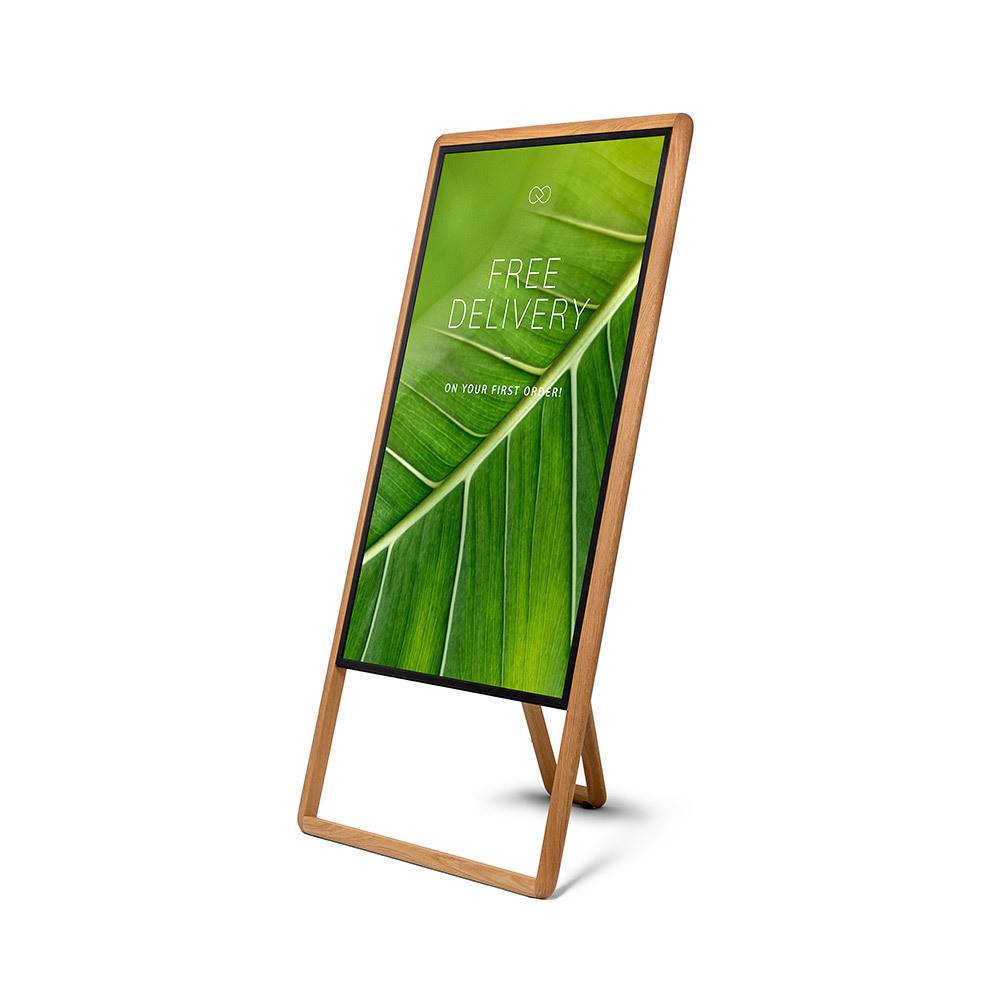 Holzernes Gehwegschild mit einer grünen Blatt-Werbung, die 