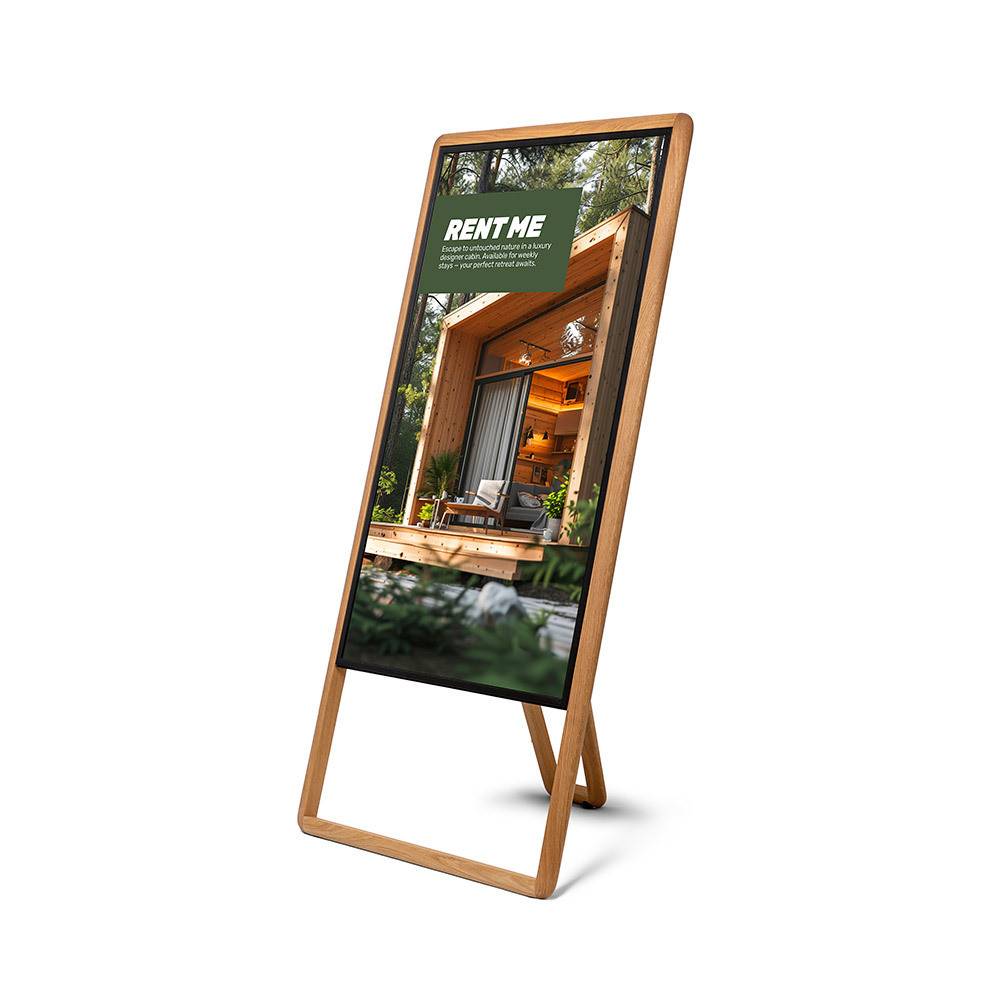 Ein stehendes hölzernes digitales Schild zeigt ein Foto einer Mieterhütte mit dem Text „MIETE MICH