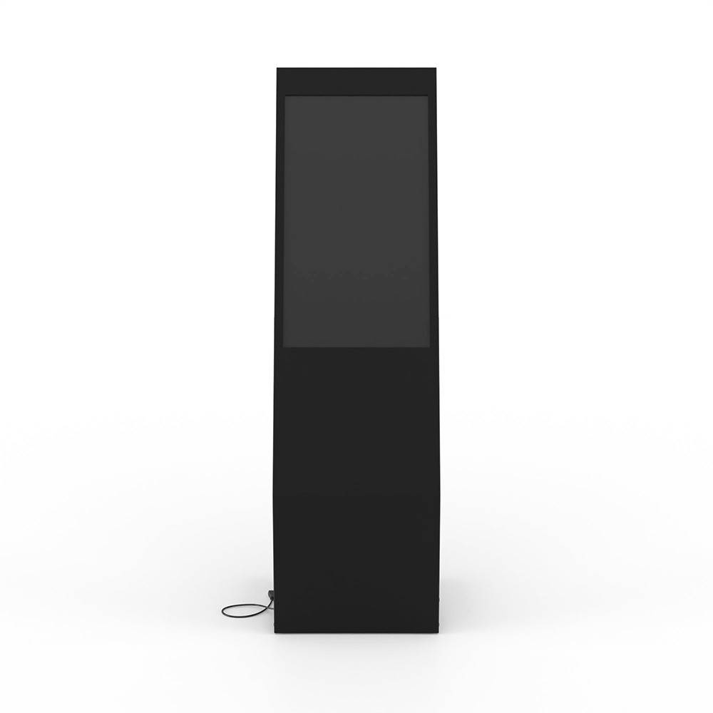 Hohes schwarzes Touchscreen-Kiosk oder digitales Anzeigedisplay, das auf weißem Hintergrund steht, mit sichtbarem Stromkabel in der Nähe des Sockels.