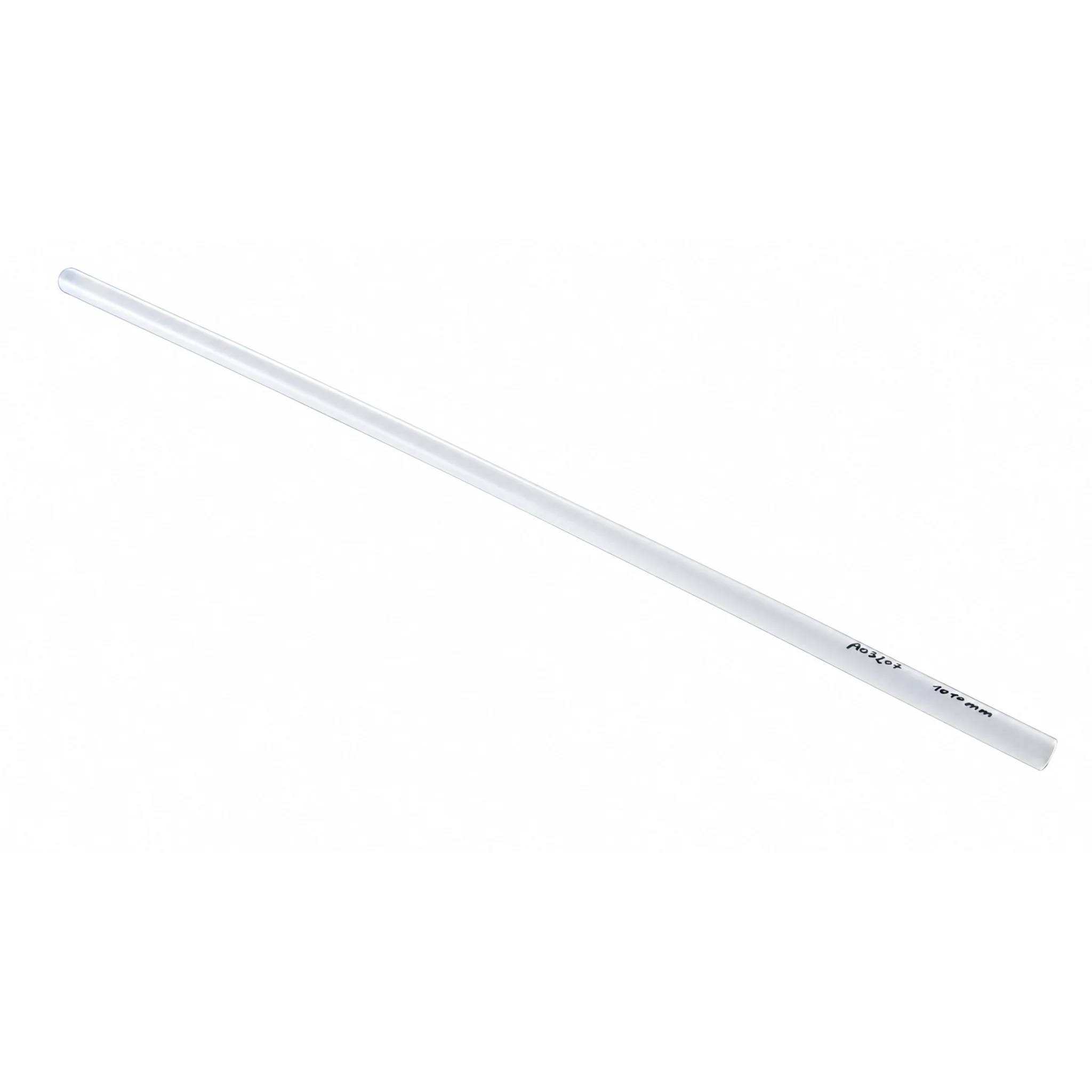 Ein langes weißes zylindrisches Leuchtrohr oder LED-Stab, der diagonal auf einem einfachen weißen Hintergrund gezeigt wird.