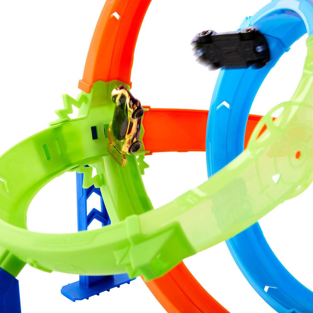 Zwei Spielzeugautos, die auf einer bunten Kunststoffschleifen-Rennstrecke mit grünen, orangefarbenen und blauen gekrümmten Abschnitten vor weißem Hintergrund racing.