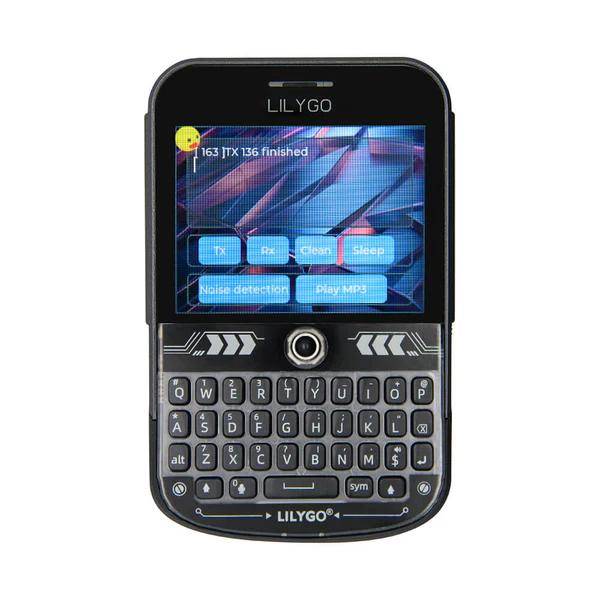 LILYGO tragbares Gerät mit einem Touchscreen, der Menüschaltflächen anzeigt, und einer kleinen physischen QWERTY-Tastatur darunter.