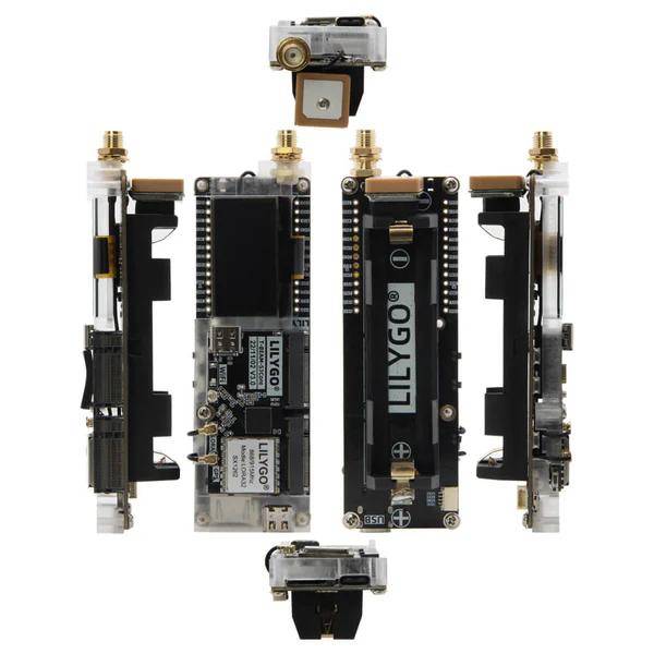 Vier LILYGO-Elektronikmodule und Seitenansichten einer kompakten Schaltplatinenbestückung, die in einer kreuzförmigen Anordnung auf weißem Hintergrund angeordnet sind.
