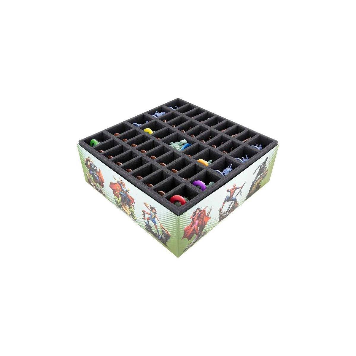 Offene Aufbewahrungsbox mit vielen kleinen Fächern, in der Spielfiguren aufbewahrt werden, und Fantasy-Charakterillustrationen auf den Seiten.